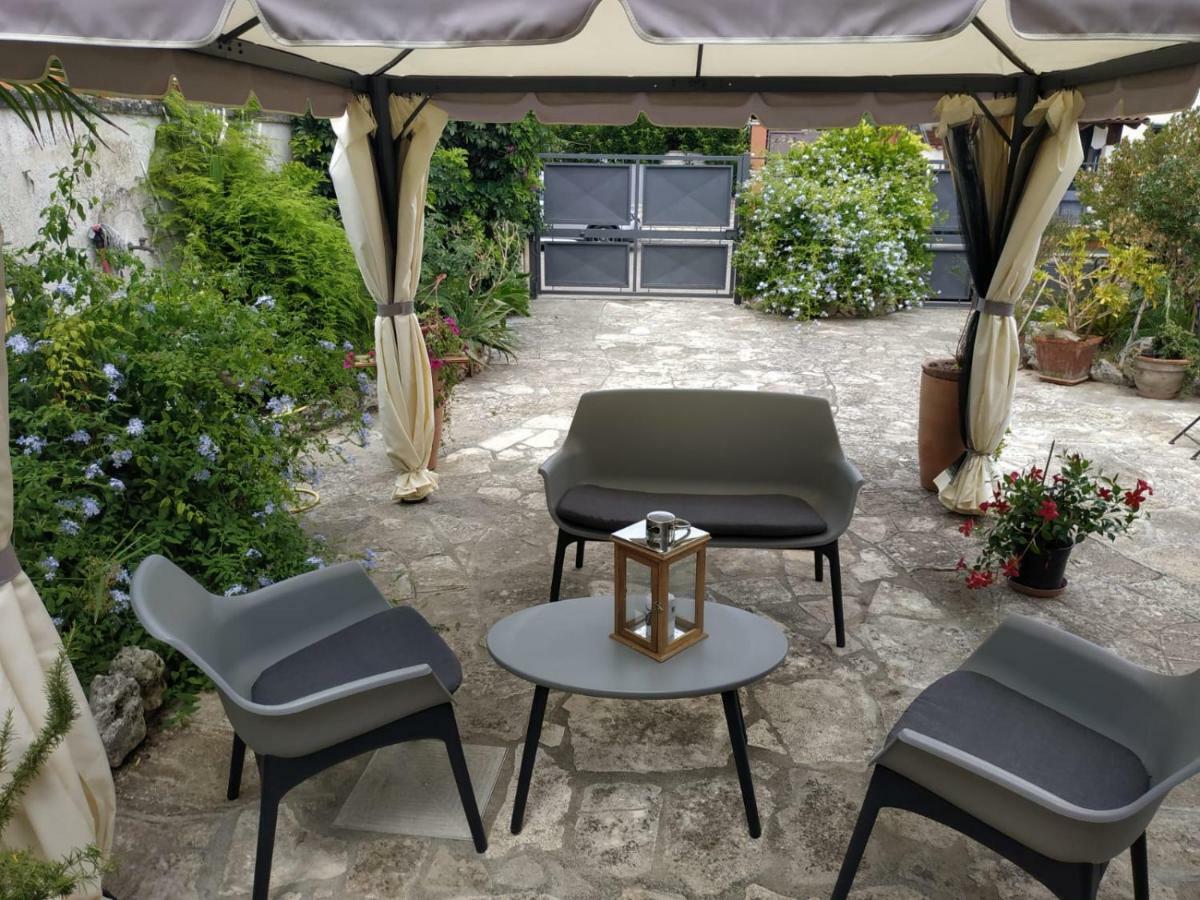 B&B Tra I Mari Del Salento Lecce Exterior photo